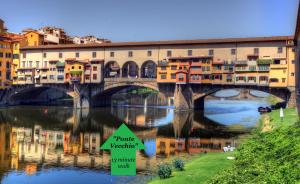 een brug over een rivier in een stad met een groene pijl bij WiFi Superfast!Close to Statue of David! in Florence