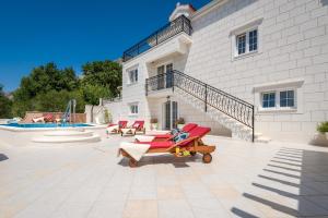Bazén v ubytovaní Luxury VILLA MAJA with whirlpool, heated pool, gym, sauna, panoramic sea views alebo v jeho blízkosti