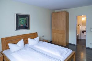 Кровать или кровати в номере Hotel am Schloss Broich