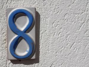 a blue symbol on the side of a wall at Residence Le 4 Stagioni in Menfi