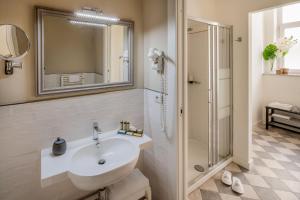 ein Bad mit einem Waschbecken und einer Dusche in der Unterkunft Hotel Lido in Alassio