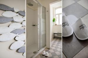 ein Bad mit Dusche und Sonnenschirmen an der Wand in der Unterkunft Hotel Lido in Alassio