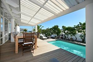 Gallery image of White Waves Beach House in Bloubergstrand