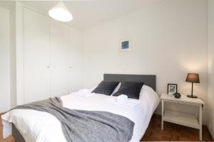 Giường trong phòng chung tại Nice apartment ideally located in Martigny