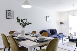 une salle à manger avec une table et des chaises blanches dans l'établissement Nice apartment ideally located in Martigny, à Martigny-Ville