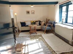 ein Wohnzimmer mit einem Sofa und einem Tisch in der Unterkunft Ferienkate Kap Eiderstedt in Westerhever