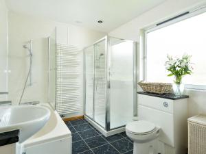 ein Badezimmer mit Toilette, Waschbecken und Dusche in der Unterkunft Borgan Cottage in Newton Stewart + 19 Fotos