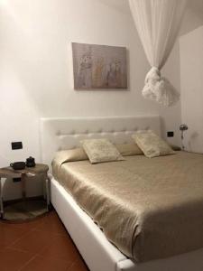 1 dormitorio con 1 cama con cabecero blanco en Villa Caterina, en Monte Petrosu