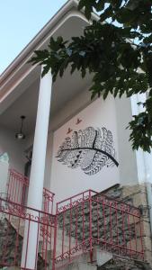 un bâtiment avec une peinture sur son côté dans l'établissement Meteora Central Hostel, à Kalambaka
