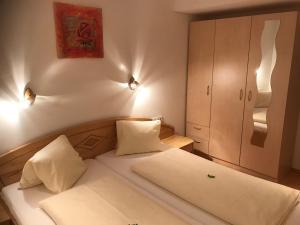 Un pat sau paturi într-o cameră la Haus Emilia am Faschinajoch