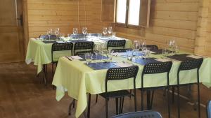 Un restaurante o sitio para comer en Complejo Rural Lifara