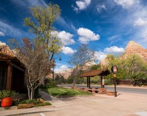 a bus stop with benches and mountains in the background at Flanigan`s Resort and Spa in Springdale