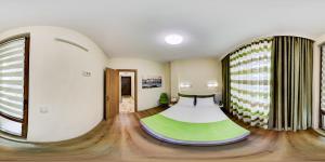 ポモリエにあるSea Garden Apartの緑と白のベッドが備わる客室です。