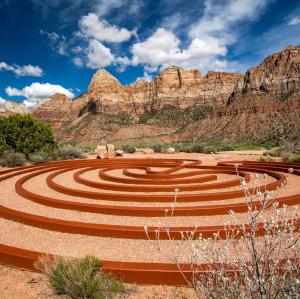 Ein Labyrinth in der Wüste mit Bergen im Hintergrund in der Unterkunft Flanigan`s Resort and Spa in Springdale