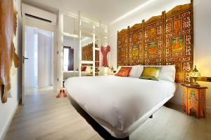 A bed or beds in a room at Art Chapiz Apartments