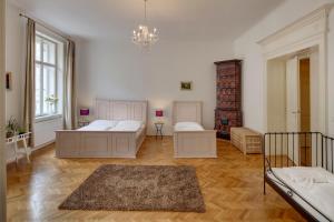 布拉格的住宿－Kaprova 5 - Old Town Apartments，一间卧室配有两张床和吊灯。