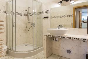 Et badeværelse på Apartamenty Zielona Owieczka + 77 billeder