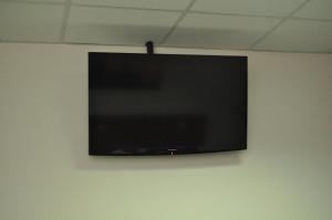 a flat screen tv hanging on a wall at Villa B&B nocleg przy Centrum Zdrowia Dziecka - Warszawa Międzylesie Wawer blisko CZD in Warsaw