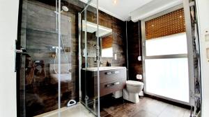 Un baño con ducha, lavabo e inodoro. en Le nid douillet d'Angèlique et David avec Parking, en Rambouillet 14 fotos más