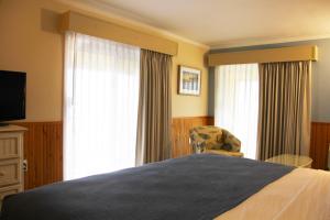 Ein Bett oder Betten in einem Zimmer der Unterkunft Surf Side Hotel