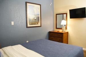 Ein Bett oder Betten in einem Zimmer der Unterkunft Surf Side Hotel
