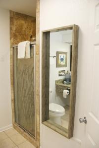 Ein Badezimmer in der Unterkunft Surf Side Hotel
