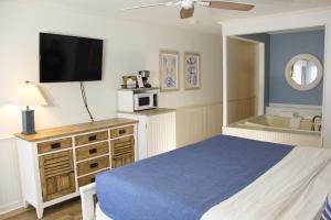 Ein Bett oder Betten in einem Zimmer der Unterkunft Surf Side Hotel