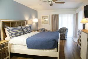 Ein Bett oder Betten in einem Zimmer der Unterkunft Surf Side Hotel