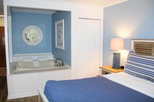 Ein Bett oder Betten in einem Zimmer der Unterkunft Surf Side Hotel