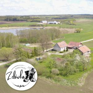 una vista aérea de una granja con una casa en Gościniec Zelówka, en Wydminy