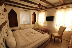 a bedroom with a bed and a table and chairs at Kapadokya Konak in Uçhisar