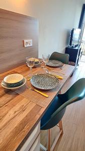 LOFT B64 في ليز أنغلز: طاولة خشبية عليها صحون واكواب