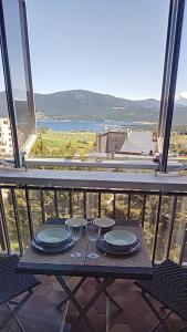 LOFT B64 في ليز أنغلز: طاولة مع أطباق وكؤوس للنبيذ على شرفة