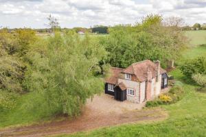 uma vista aérea de uma antiga casa num campo em Crow Cottage by Bloom Stays em Faversham