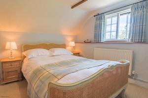um quarto com uma cama grande e uma janela em Crow Cottage by Bloom Stays em Faversham