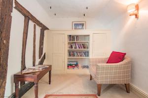 salon z krzesłem i stołem w obiekcie Walnut Tree Cottage by Bloom Stays w mieście Faversham