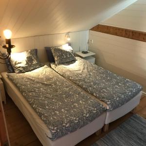 uma cama num pequeno quarto com em Seaside Cottage House nr 1, Saltvik Hudiksvall em Hudiksvall