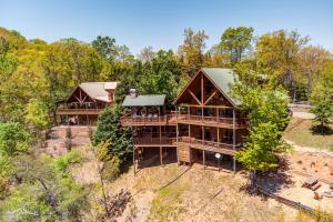 eine Aussicht auf ein Blockhaus im Wald in der Unterkunft Lights Lodge in Blue Ridge