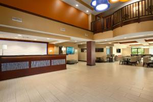 Country Inn & Suites by Radisson, Wolfchase-Memphis, TN的休息区