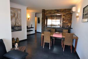 een eetkamer met een tafel en stoelen bij Sea and Pool at Vila da Praia in Alvor