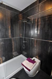 een badkamer met toilet en ligbad bij Sea and Pool at Vila da Praia in Alvor