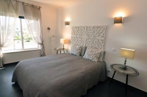 een slaapkamer met een groot bed en een raam bij Sea and Pool at Vila da Praia in Alvor +70 foto's