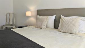 Un pat sau paturi într-o cameră la Suites Inn Lagos