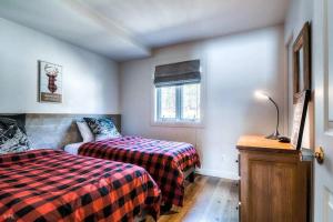 Katil atau katil-katil dalam bilik di Amazing Lakemountain View 5min To Tremblant439
