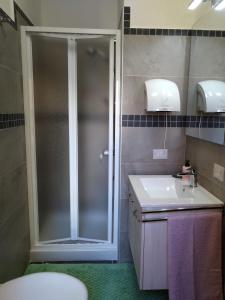 W łazience znajduje się prysznic i umywalka. w obiekcie B&b Aloysia w mieście Iglesias