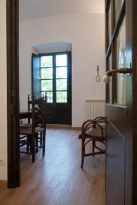 a room with a table and chairs and a door at PLAÇA MAJOR 17 2n 1a in Banyoles