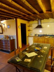 cocina con mesa verde en una habitación en El Patio Chico en Los Loros