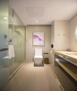 Ett badrum på Lavande Hotel Zhengzhou Economic Zone International Logistics Park