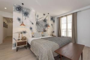 a bedroom with a bed and a wall with eyes at Voyageur sans bagage in Paris