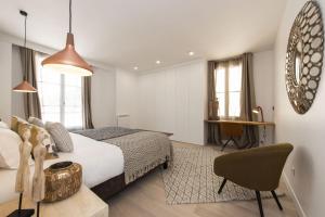 una camera con letto, tavolo e sedia di Voyageur sans bagage a Parigi